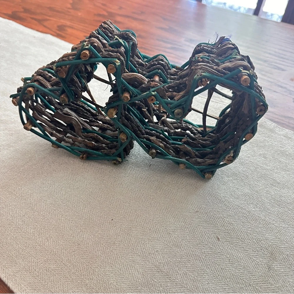 Vintage Rustic Heart-Shaped Wicker wall Basket - Picture 2 of 7